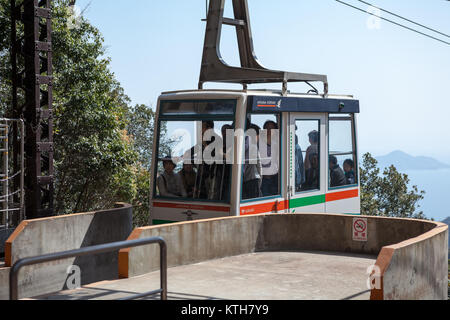 ITSUKUSHIMA, JAPAN - CA. APR, 2013: Aerial Tramway mit 30 Personen Kapazität pro eine Kabine auf der Shishiiwa Seilbahn Station auf dem Gipfel des Mount Mise Stockfoto