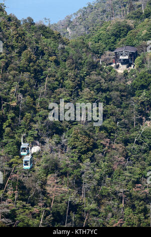 ITSUKUSHIMA, JAPAN - CA. APR, 2013: Große Aerial Tramway kommt aus dem Kayatani Stopp, um den Shishiiwa Seilbahn Station auf den Gipfel des Mount Misen. Es ist Stockfoto