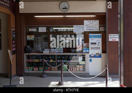 ITSUKUSHIMA, JAPAN - CA. APR, 2013: Ticket Fenster wird in der Zeile Shishiiwa Kayatani Station der Seilbahn. Sie ist eine von zwei Möglichkeiten, auf die Spitze des Mount Misen. Stockfoto