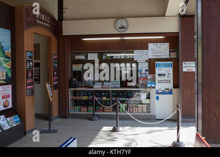 ITSUKUSHIMA, JAPAN - CA. APR, 2013: Innenraum ticket Halle ist in der Kayatani Shishiiwa Linie Station der Seilbahn. Sie ist eine von zwei Möglichkeiten an die Spitze des Mou Stockfoto