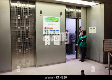 Tokio, Japan - ca. April 2013: Besucher kommt aus Lift auf der 45. Etage des höchsten Gebäudes Aussichtsplattformen in Tokyo Metropolitan Government Buildin Stockfoto