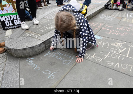 Ein Kind Demonstrant schreibt Anti-Trumpf gegen Rassismus Nachricht lesen: "Gehen sie weg Donald Trump' auf dem Bürgersteig während der UN-Anti-Rassismus Tag in London, Großbritannien Stockfoto