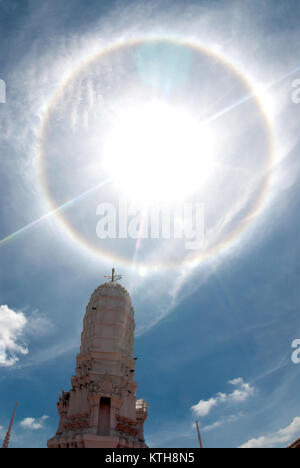 Sun Halo oder Corona Phänomen in wolkig und blau der Himmel mit alten Thailändischen Pagode. Stockfoto