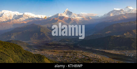 Der Himalaya von Sarangkot Berg gesehen. Die Annapurna ist links und rechts; die Spitze in Englisch bekannt als Fishtail (Machapuchara) ist Stockfoto