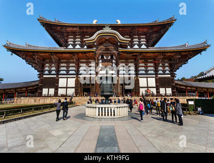 Nara, Japan - 16. November 2013: Großer Buddha Halle in Todaiji Tempel beherbergt die größte Bronzestatue der Welt des Buddha Vairocana, in Japanische bekannt Stockfoto