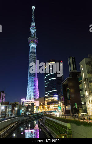 TOKYO, Japan - 23 November: Tokyo Sky Tree in Tokio, Japan, am 23. November 2013. Am 22. Mai 2012, dem höchsten Turm der Welt und der höchste geöffnet Stockfoto