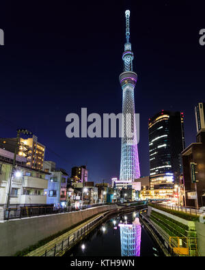 TOKYO, Japan - 23 November: Tokyo Sky Tree in Tokio, Japan, am 23. November 2013. Am 22. Mai 2012, dem höchsten Turm der Welt und der höchste geöffnet Stockfoto