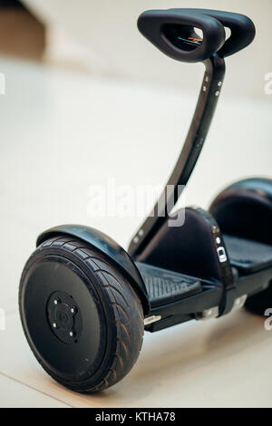 Segway auf Parkett. elektromoped. Schwarz gyrometer. Stockfoto