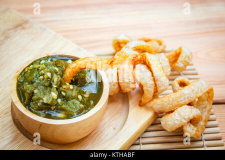 Nam prik Num (Northern Thai Green Chili Dip) und Schweinefleisch, Snack, Thai Food Stil. Stockfoto