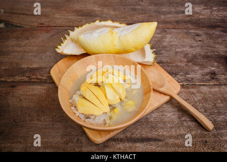 Klebreis mit Durian und Kokosmilch-Sauce, thailändisches Dessert. Stockfoto