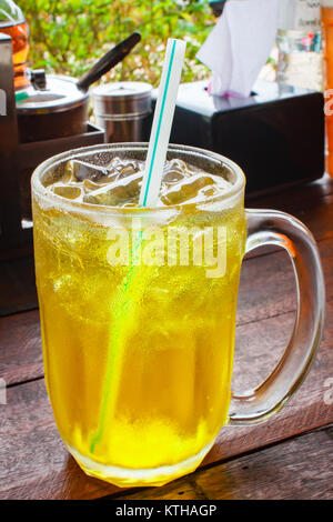 Iced chrysanthemum Tee serviert mit Sirup im Restaurant. Stockfoto