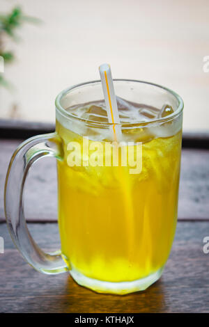 Iced chrysanthemum Tee serviert mit Sirup im Restaurant. Stockfoto