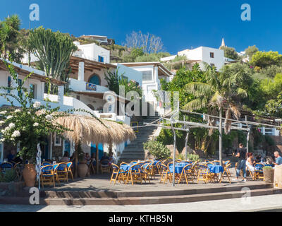 Harbourside restaurants Auf der äolischen Insel Panarea in Italiens Tyrrhenische Meer Stockfoto