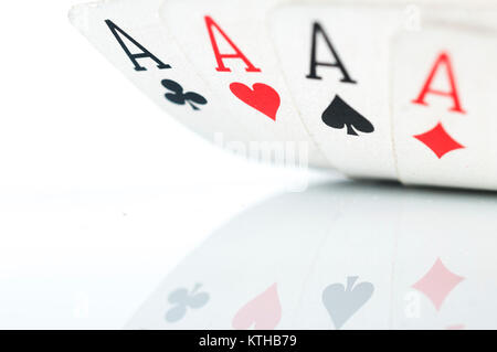 Vier einer Art Asse Makroaufnahme auf weißem Hintergrund Stockfoto