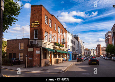 LONDON, UK, 17. JUNI 2013: schmales Gebäude des historischen Das Hour Glass Pub auf der Brompton Road, Chelsea, London SW3 Stockfoto