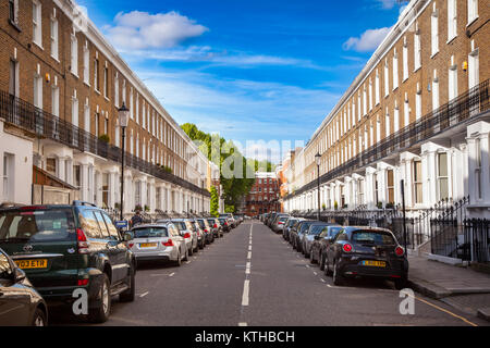 LONDON, UK - 16. JUNI 2013: Autos entlang residental viktorianischen Stadthäusern an Redburn Straße in Chelsea London geparkt Stockfoto