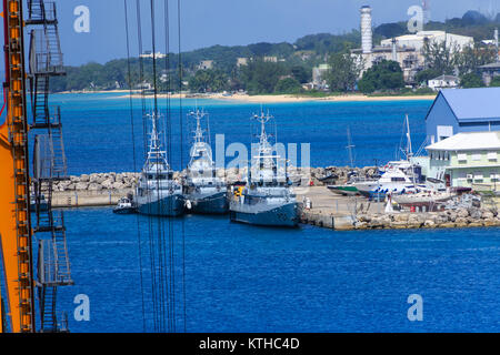 Marineschiffe angedockt in der Fracht Hafen auf Barbados Stockfoto