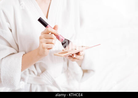 Junge weibliche Hände halten Pulver Stockfoto