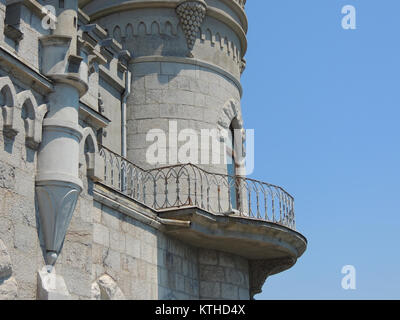 Schwalbennest Schloss Teil des Gebäudes aus der Nähe. Berühmter touristischer Ort an der Krim-Küste in Alupka an der Schwarzmeerküste. Stockfoto