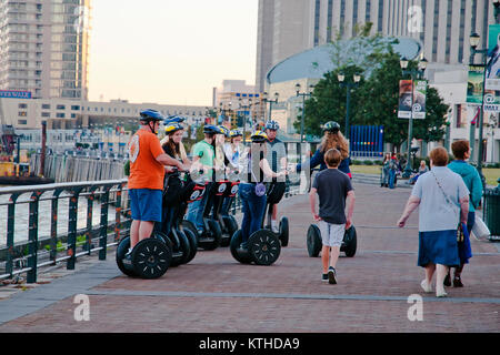 Gruppe von Touristen, die durch Segway auf Mississippi Waterfront fahren; im Französischen Viertel, New Orleans, Louisiana, USA, Nordamerika, Stockfoto