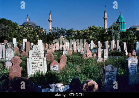 Muslimischer Friedhof und Grabsteine mit den Rumi oder Mevlans Grab Komplex und Museum im Hintergrund, Konya, Türkei Stockfoto