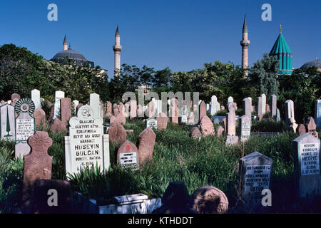 Muslimischer Friedhof und Grabsteine mit den Rumi oder Mevlans Grab Komplex und Museum im Hintergrund, Konya, Türkei Stockfoto