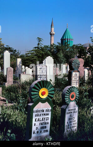 Muslimischer Friedhof und Grabsteine mit den Rumi oder Mevlans Grab Komplex und Museum im Hintergrund, Konya, Türkei Stockfoto