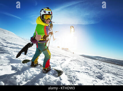 Happy lady Snowboarder mit Snow Kite am blauen Himmel Hintergrund Stockfoto
