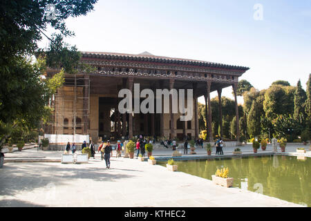 ISFAHAN, IRAN - NOVEMBER 2017: Die herrlichen Hasht Behesht Palast aus der safawidischen Epoche mit einem schönen Garten im Zentrum von Isfahan im Iran Stockfoto