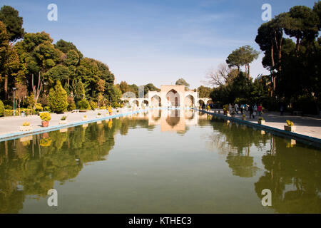 ISFAHAN, IRAN - NOVEMBER 2017: Die herrlichen Hasht Behesht Palast aus der safawidischen Epoche mit einem schönen Garten im Zentrum von Isfahan im Iran Stockfoto