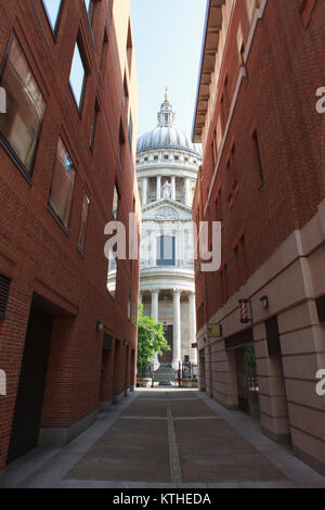 Blick auf die Kuppel von St. Paul's Cathedral von Queens Head Passage in London, England gesehen. Stockfoto