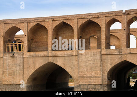 ISFAHAN, IRAN - NOVEMBER 2017: Die historische Si-o se Pol Brücke oder Allahverdi-Khan Brücke im Zentrum von Isfahan im Iran Stockfoto