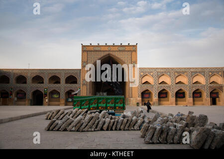 ISFAHAN, IRAN - NOVEMBER 2017: Die Jameh Moschee ist die größte und wichtigste Moschee Isfahan im Iran Stockfoto
