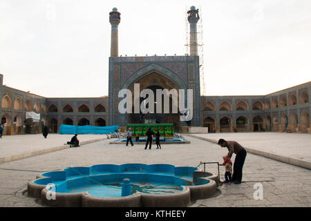 ISFAHAN, IRAN - NOVEMBER 2017: Die Jameh Moschee ist die größte und wichtigste Moschee Isfahan im Iran Stockfoto