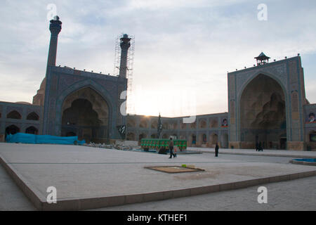 ISFAHAN, IRAN - NOVEMBER 2017: Die Jameh Moschee ist die größte und wichtigste Moschee Isfahan im Iran Stockfoto