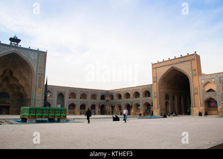 ISFAHAN, IRAN - NOVEMBER 2017: Die Jameh Moschee ist die größte und wichtigste Moschee Isfahan im Iran Stockfoto
