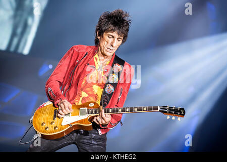 Die Rolling Stones, Die legendäre englische Band, führt ein Live Konzert in der Telenor Arena in Oslo. Hier Musiker Ronnie Wood an der Gitarre ist live auf der Bühne gesehen. Norwegen, 26.05.2014. Stockfoto