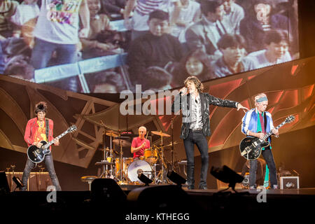 Die Rolling Stones, Die legendäre englische Band, führt ein Live Konzert in der Telenor Arena in Oslo. Hier Sänger und Songwriter Mick Jagger wird gesehen, live auf der Bühne mit dem Gitarristen Ronnie Wood (L), Keith Richards (R) und Drummer Charlie Watts. Norwegen, 26.05.2014. Stockfoto