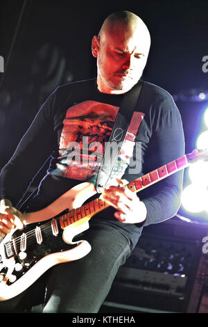 Die amerikanische Alternative Rock Band The Smashing Pumpkins führt ein Live Konzert in Oslo Spektrum. Hier Sänger, Songwriter und Musiker Billy Corgan ist live auf der Bühne gesehen. Norwegen, 04.11.2011. Stockfoto