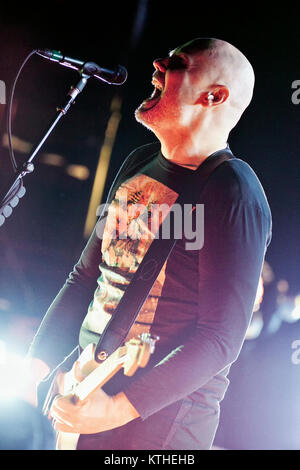 Die amerikanische Alternative Rock Band The Smashing Pumpkins führt ein Live Konzert in Oslo Spektrum. Hier Sänger, Songwriter und Musiker Billy Corgan ist live auf der Bühne gesehen. Norwegen, 04.11.2011. Stockfoto