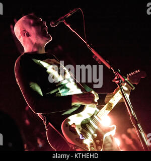 Die amerikanische Alternative Rock Band The Smashing Pumpkins führt ein Live Konzert in Oslo Spektrum. Hier Sänger, Songwriter und Musiker Billy Corgan ist live auf der Bühne gesehen. Norwegen, 04.11.2011. Stockfoto