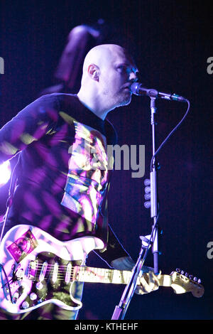 Die amerikanische Alternative Rock Band The Smashing Pumpkins führt ein Live Konzert in Oslo Spektrum. Hier Sänger, Songwriter und Musiker Billy Corgan ist live auf der Bühne gesehen. Norwegen, 04.11.2011. Stockfoto