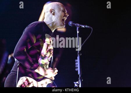 Die amerikanische Alternative Rock Band The Smashing Pumpkins führt ein Live Konzert in Oslo Spektrum. Hier Sänger, Songwriter und Musiker Billy Corgan ist live auf der Bühne gesehen. Norwegen, 04.11.2011. Stockfoto