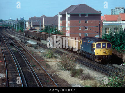 Eine Klasse 33 Diesellok Nummer 33030 mit einem Aufenthaltsort innerhalb der Zug nähert sich die Caledonian Road & Barnsbury auf der North London Line. 6. August 1992. Stockfoto