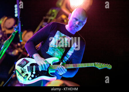 Die amerikanische Alternative Rock Band The Smashing Pumpkins führt ein Live Konzert in Oslo Spektrum. Hier Sänger, Songwriter und Musiker Billy Corgan ist live auf der Bühne gesehen. Norwegen, 04.11.2011. Stockfoto