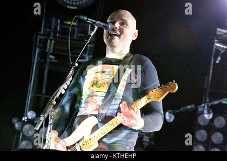 Die amerikanische Alternative Rock Band The Smashing Pumpkins führt ein Live Konzert in Oslo Spektrum. Hier Sänger, Songwriter und Musiker Billy Corgan ist live auf der Bühne gesehen. Norwegen, 04.11.2011. Stockfoto