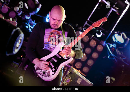 Die amerikanische Alternative Rock Band The Smashing Pumpkins führt ein Live Konzert in Oslo Spektrum. Hier Sänger, Songwriter und Musiker Billy Corgan ist live auf der Bühne gesehen. Norwegen, 04.11.2011. Stockfoto