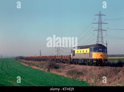 Eine Klasse 33 Diesellok Reihe 33025 Arbeiten eine leere Ballast in der Nähe von Stoke arbeiten an der Korn Zweig. Am 30. März 1995. Stockfoto