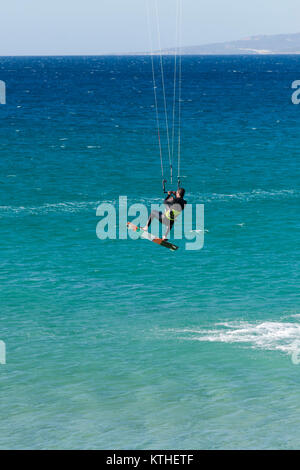 Kitesurfer, Sprung, Springen, Wellenreiten, Kitesurfen reiten Wellen in Tarifa, Andalusien, Spanien. Stockfoto