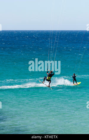 Kitesurfer, Sprung, Springen, Wellenreiten, Kitesurfen reiten Wellen in Tarifa, Andalusien, Spanien. Stockfoto